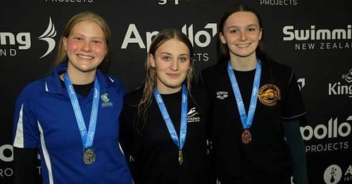 Hope Chmiel (centre)