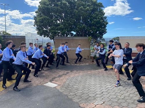 Leibniz Privatschule learning more Haka moves