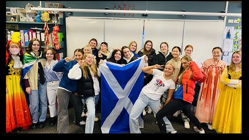 10 Chinese in cultural clothing