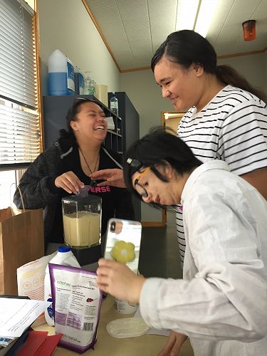 Mercedies Mea and Liwen in Smoothie challenge