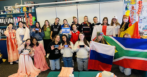 10 Chinese in cultural clothing