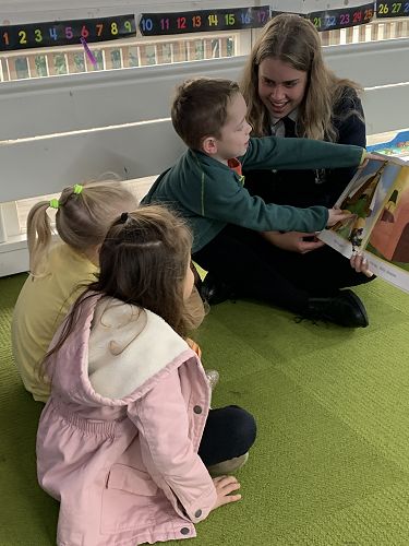 Tauriko School - Reading to tamariki