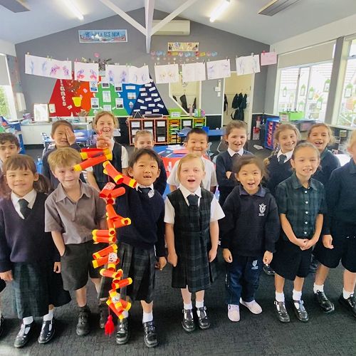 In Mandarin, the most common way to wish your family and close friends a happy Chinese New Year is "Xīnnián hǎo" (新年好)