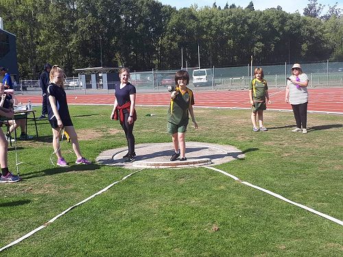 Chloe Holden throwing the shotput