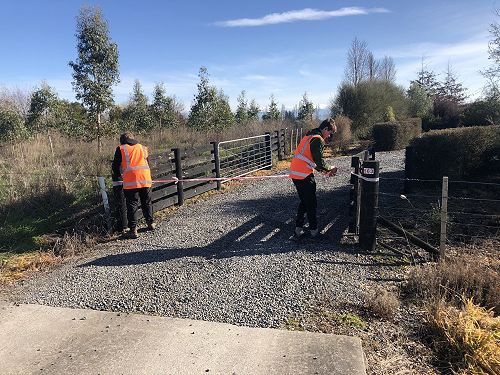 Jake Shaw
and Christian Hurring tying off a
driveway entrance