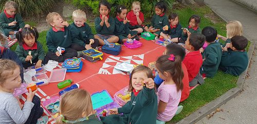 Christmas singing and picnic lunch at Isleworth Kindy