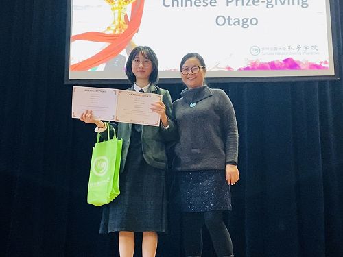 Ruoshui Zhang and Janet YU deputy Director of Confucius Institute