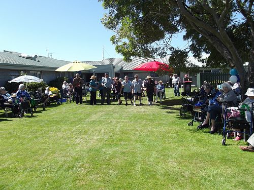 <br />
<br />
Close to 90 Enliven residents<br />
and staff enjoyed 