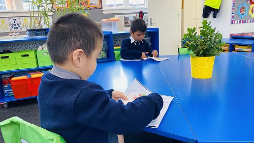 Year 0-1 Mandarin class making “red envelopes”