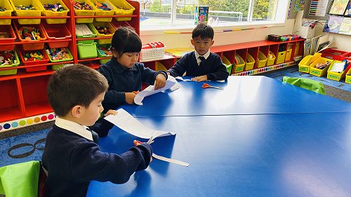 Year 0-1 Mandarin class making “red envelopes”