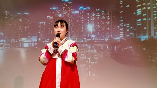 Sihyun Ahn singing a Korean song