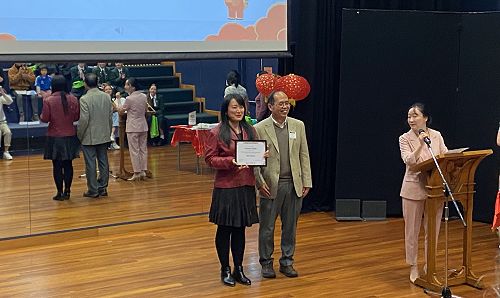 Ms I Ding accepts the 2022 Best School Award