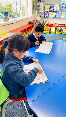 Year 0-1 Mandarin class making “red envelopes”