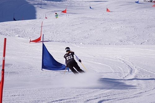 Laura Hamilton Y12 racing down slalom course 