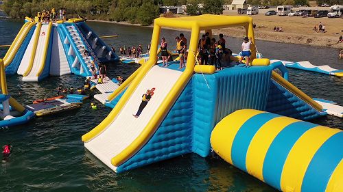 Video: Massive inflatable water park in New Zealand - Kiwi water park