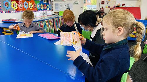 Year 0-1 Mandarin class making “red envelopes”