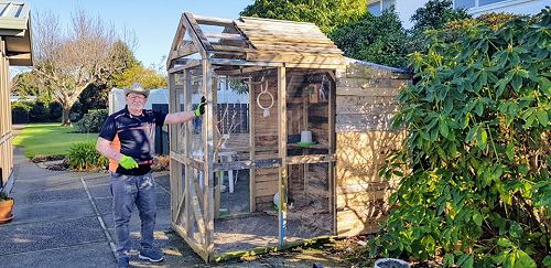 Walmsley<br />
House resident Murray Ramage with the avi