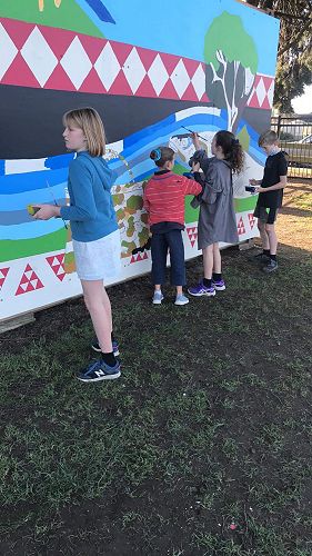 Ākonga working on container