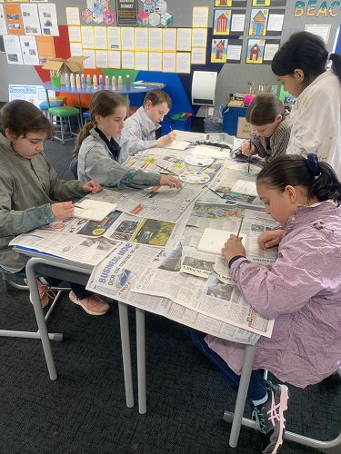 India Allison, Emily North, Bennett Potter, Ruby Tilyard, Shiah Taele and Ayesha Rietveld paint their tiles.