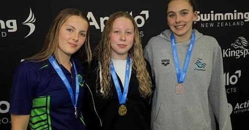 Brooke Bennett (centre)