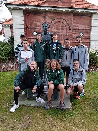 National Cross Country Team Members pictured with the statue of Jack Lovelock outside Timaru Boys High School.