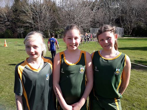 Ashley Howard, Kaitlyn O'Donnell and Lilly Kemp ready to compete at the Otago Primary Cross Country.
