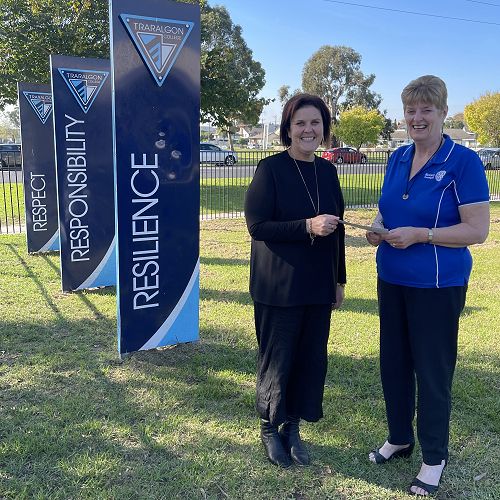 Traralgon Secondary College Acting Principal 

Allyson Armstrong receiving the cheque for 

the second scholarship