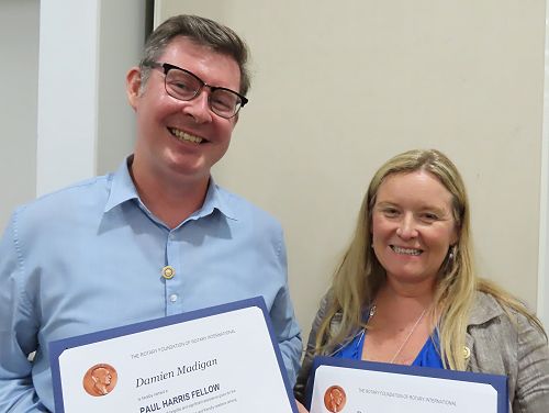 Special
guest speakers Damien Madigan and Brenda Cunningham-Lewis of the Blue Mountains
Gazette with the Paul Harris Fellow recognition presentation folders and pins