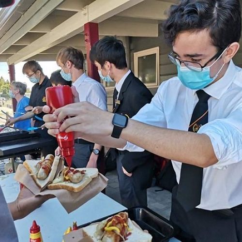 A typically busy and well-patronised Leo Club sausage sizzle
