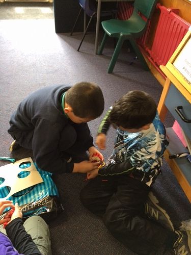 Market day preparation is all go! Daniel is being a tuakana and teaching the boys how to make pom pom as a cat toy.