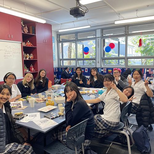 Minami, Mizuki, Chie, and Yuka gathered together for their final lunch with the MGC International Learners