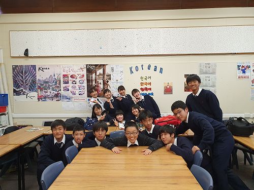 Meikei High school students visit to Year 9 Japanese class.