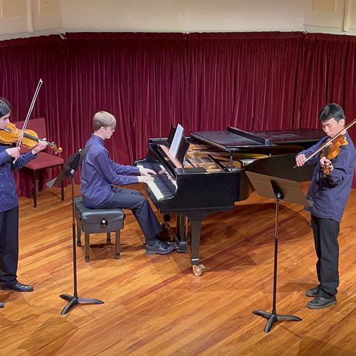 Small Wee Lodge in performance