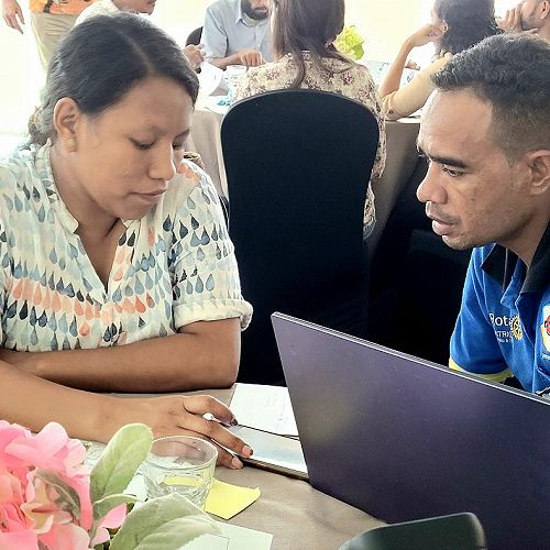 Rotary Club of Dili Lafaek members Betty and Preto discussing the Manatuto Water Project – Image by Karen Kankkunen