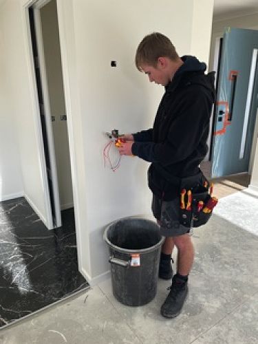 Cohan wiring light switches working with an Electrician