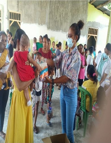 Rotractor action in communithy base to gave away clothes gifts for children in kairui Village ,Sub-District Laleia,Manatuto District.