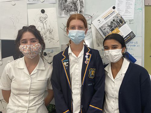 Annabel, Issy and Saskia – Art Club tutors 2022
