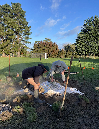 Lifting of the hāngi - Aku and Jeqwaan