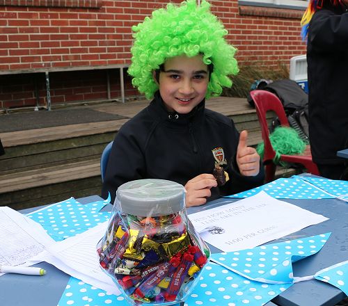 Eli Rarm with guess the number of lollies