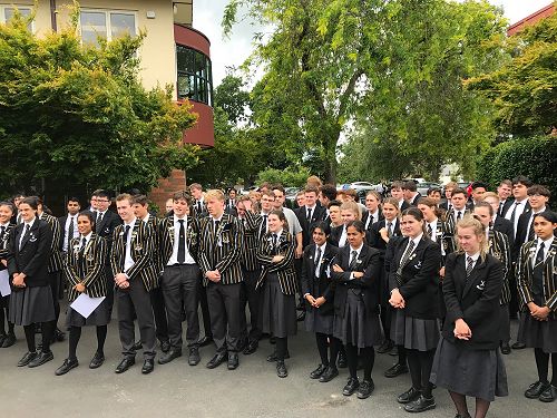 The 2018 Year 13 cohort at the leavers' gift unveiling.