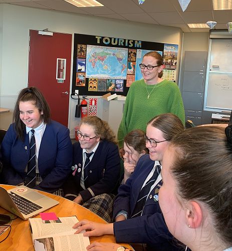 Sarah Robinson teaching students in Geography