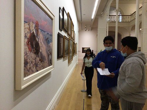 Discussing Art at the Auckland Art Gallery Trip 