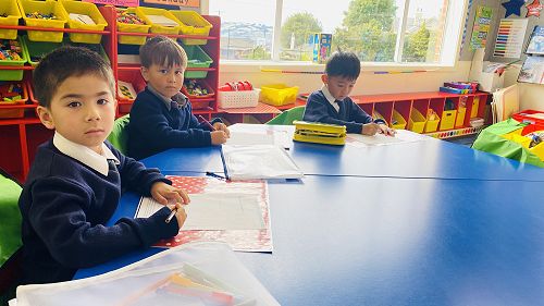 Year 0-1 Mandarin class making “red envelopes”