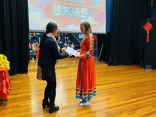 Charli Sinclair receiving her prize from Prof Yu