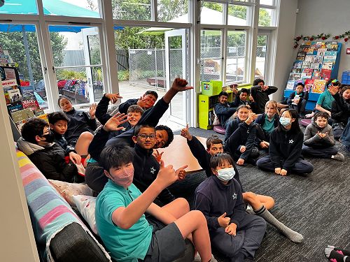 Wheriko gets the 'thumbs up' from Y7/8 learners during wa whetū