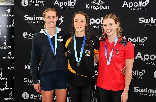 Laura Littlejohn (centre)