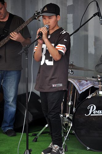 La'Mon sings at Urban Rock Afternoon