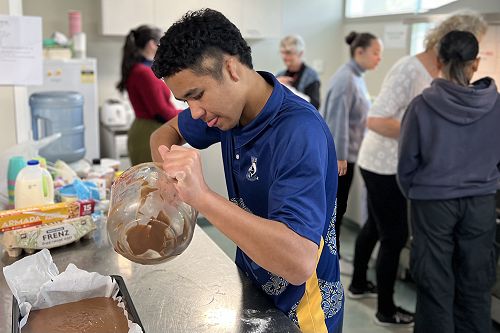 Language Day in Moerewa - Jaris making a cake