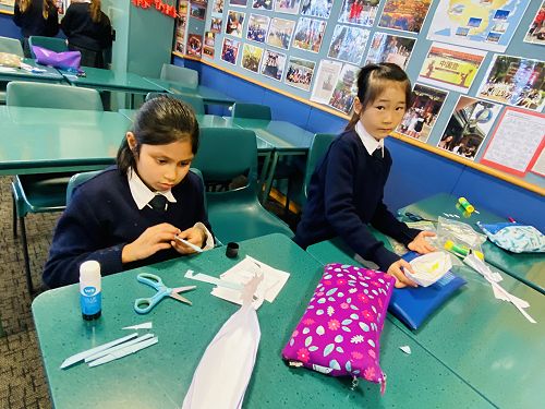 Year 3 Shubhrolima Das and Sarina Li making dragon boat