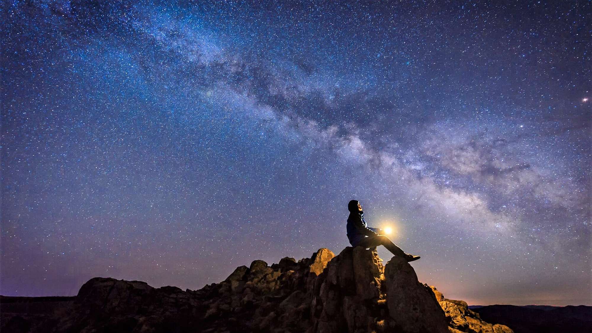 Песня looking at the stars